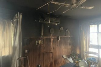 Bomberos protagonizaron un dramático rescate: una mujer había quedado atrapada en el incendio de su casa