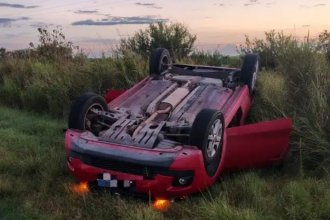 Joven automovilista volcó tras intentar esquivar un pozo en ruta provincial