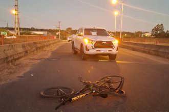 Grave choque en colectora: ciclista fue hospitalizado tras ser embestido por un joven