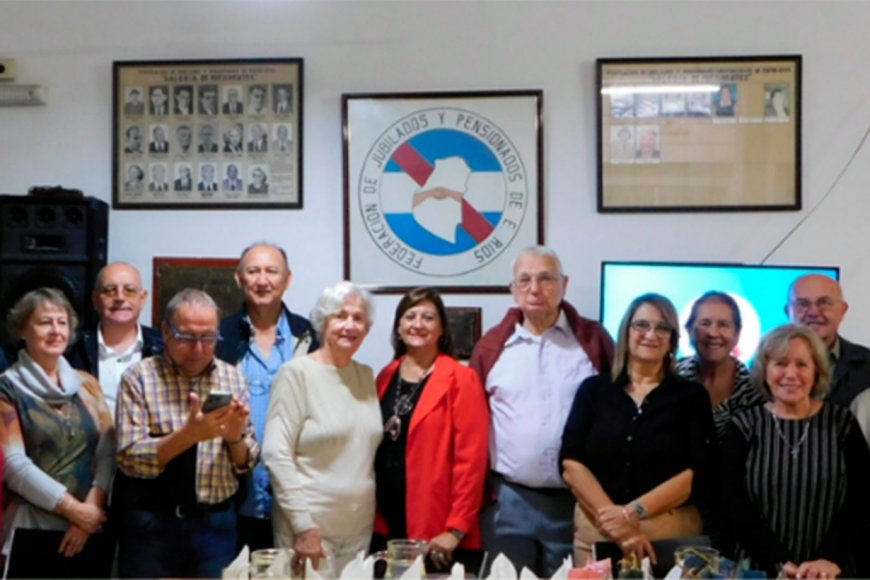 Aimone (centro) con autoridades de la Federación.