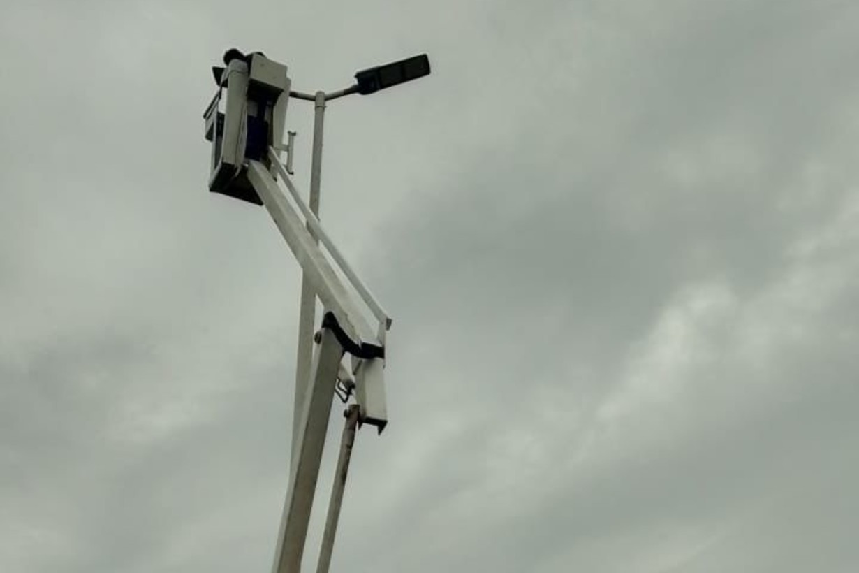 Iniciaron trabajos de reparación en las luminarias del acceso a Concepción del Uruguay - Noticias - Elentrerios.com