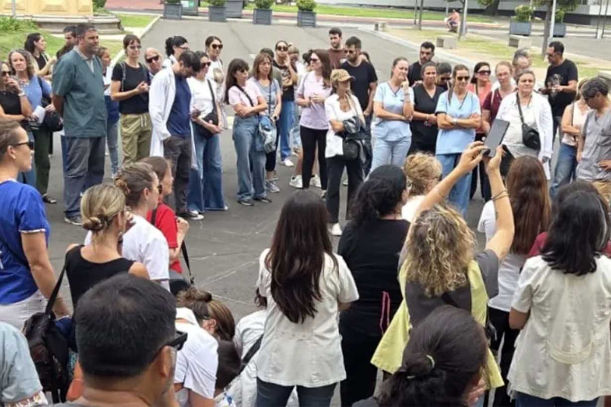 Médicos protestaron frente a Casa de Gobierno. Exigen salario digno y un escalafón transparente - Noticias - Elentrerios.com