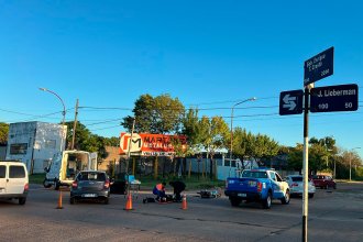Chocaron detrás del hipermercado: un joven motociclista resultó herido