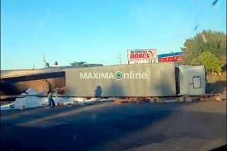 Un camión volcó en RN14 y obligó a asistir el tránsito en el tramo que va hacia Buenos Aires