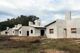 La oposición insiste con finalizar las viviendas sin que el gobierno deje deuda. Serían prioridad las destinadas a inundados
