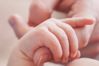 No más de dos progenitores. La Corte rechazó la triple filiación que pretendían dos hombres y la mujer que dio a luz