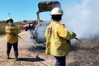Dramático incendio de un vehículo: explotó cuando intentaban apagarlo y el conductor sufrió quemaduras