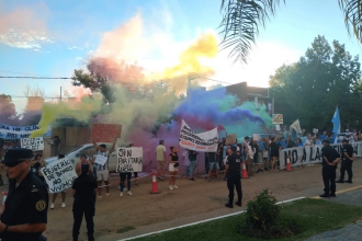 Ambientalistas, docentes, enfermeros y jubilados se hicieron oír durante la reunión de Frigerio con funcionarios