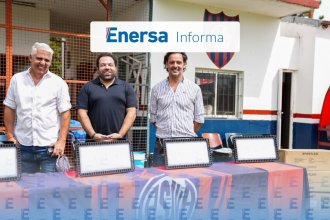 Para &ldquo;mejorar el uso de su cancha&rdquo;, Enersa entregó luminarias a un club de Concordia