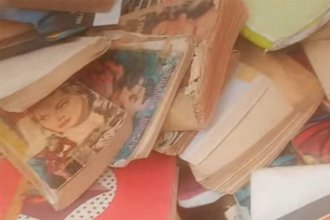 Indignación por los libros que una biblioteca escolar entregó a la Municipalidad y terminaron en el basural