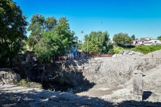 Falla en sistema de drenaje produjo un socavón y hay una vivienda comprometida
