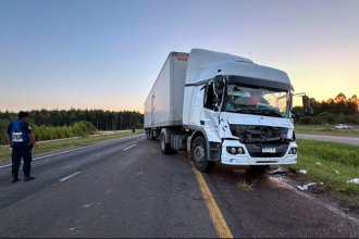 Hubo una colisión por alcance entre dos camiones en la RN14: bomberos rescataron a un conductor