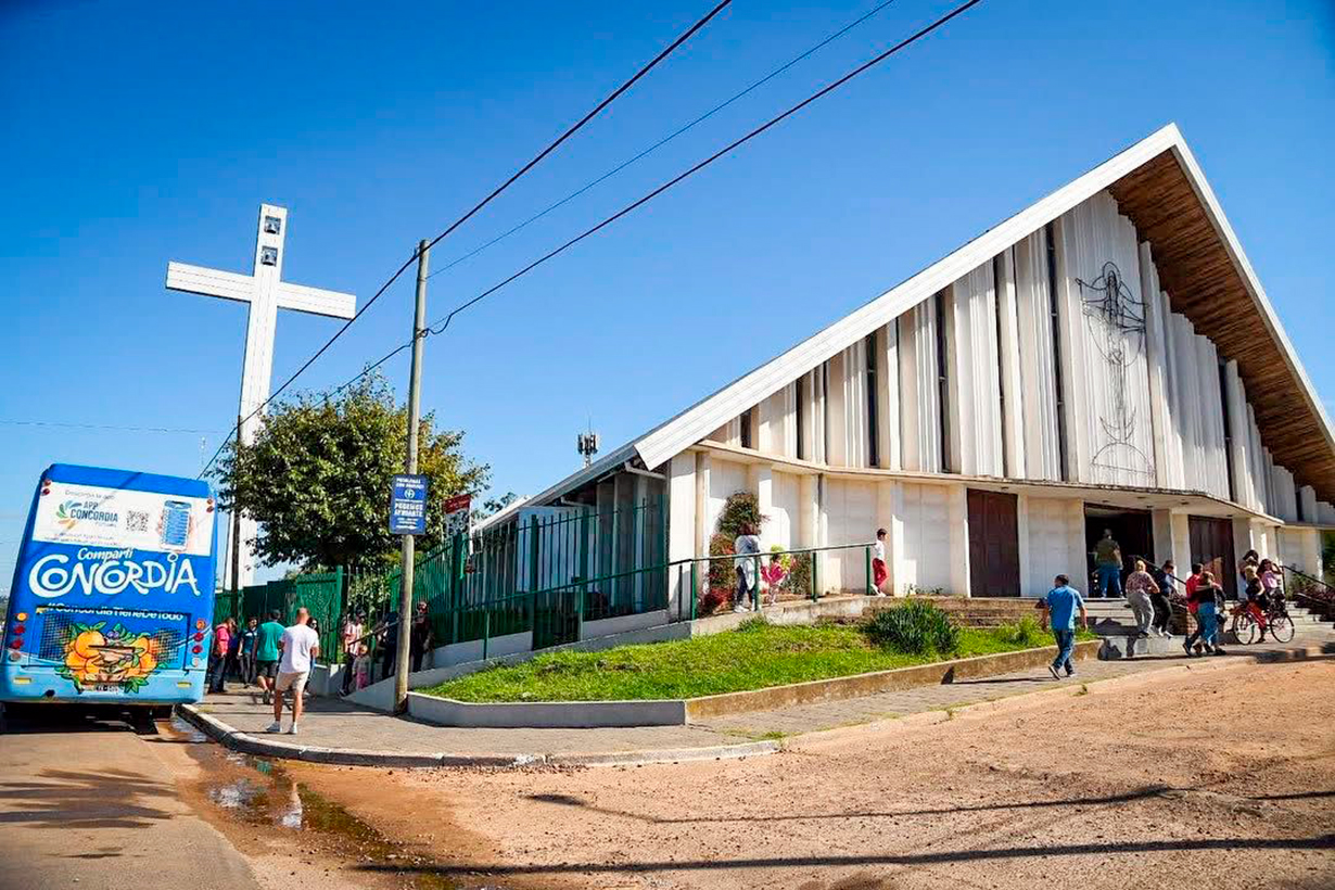 Pasaje por la parroquia Nuestra Señora del Valle.