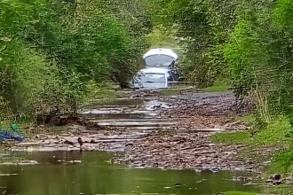 &ldquo;El caudal de agua puede ser engañoso&rdquo;, alertan desde Bomberos. Piden evitar la circulación por caminos rurales y no cruzar arroyos