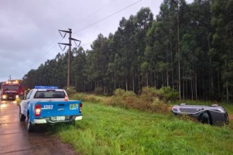 Familia protagonizó un despiste seguido de vuelco y una mujer resultó lesionada