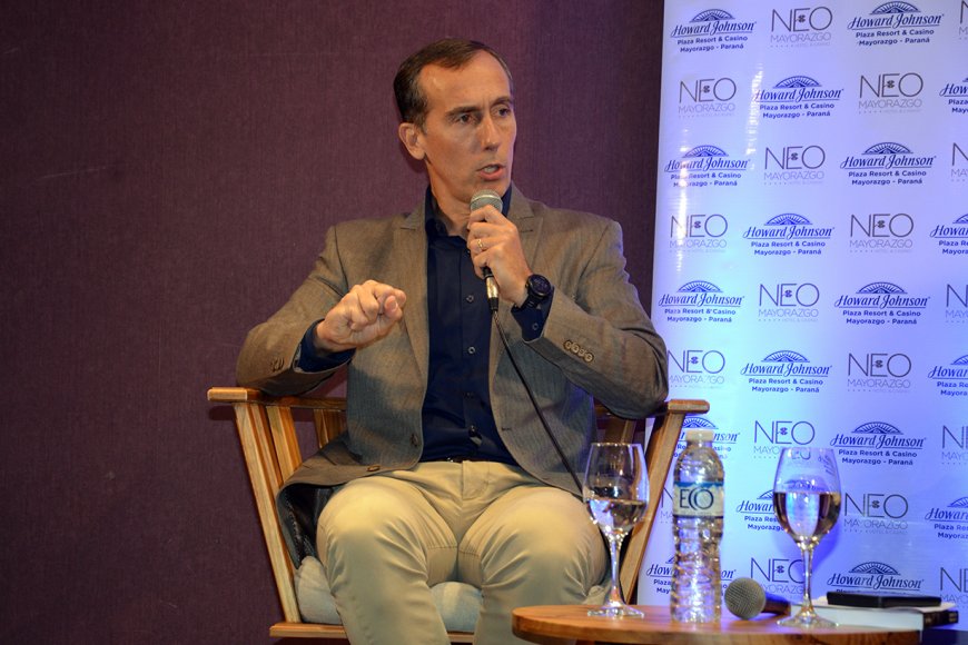 Alconada Mon dio una charla en Paraná.