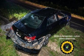Vehículo con tres ocupantes terminó en el cantero central tras despistar en plena madrugada