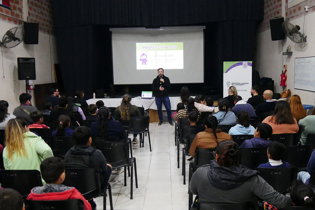 Azcué encabezó la apertura del Club de Robótica.