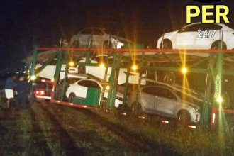 Camión cargado con una decena de autos 0 km quedó encajado en la ruta 18
