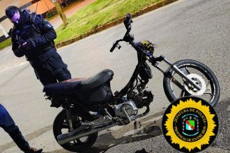Jóvenes embistieron vehículos policiales huyendo de un control y un patrullero terminó despistando