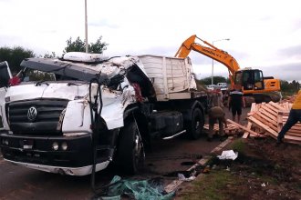 Siniestro vial en Ruta 14: un camión volcó y su conductor quedó atrapado en la cabina