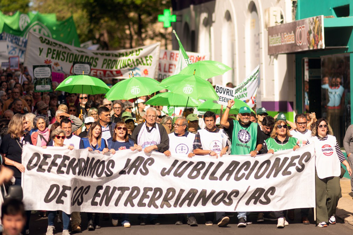 Aimone (centro) encabezó la marcha.
