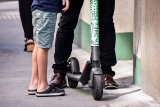 Monopatines y bicis eléctricas: Villa Elisa fija reglas claras, restricciones de edad y cómo circular por la ciudad
