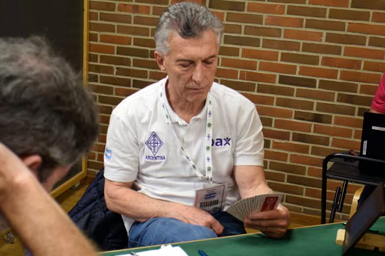Macri juega al bridge y ve qué cartas usar.
