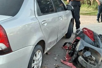 Motociclista en grave estado luego de chocar con un automóvil. Debió ser intervenido quirúrgicamente