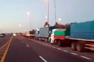 Piden extrema precaución ante largas colas de camiones en la banquina cercana al puente Zárate &ndash; Brazo Largo