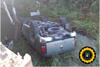 Conductor despistó y cayó desde un puente