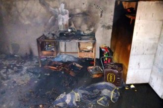 Incendio fatal en una vivienda: murió un joven y una mujer permanece en estado crítico