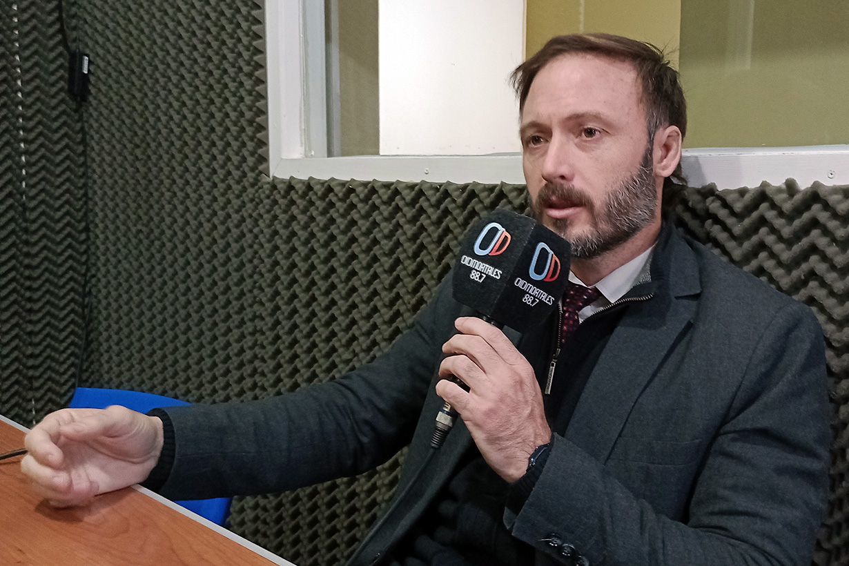 Azcué en los estudios de Oíd Mortales Radio