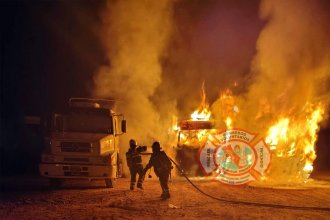 Incendio de camiones en la ruta 42: dos resultaron afectados en su totalidad y el tercero con daños parciales