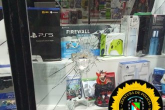 Un menor atacó a hachazos la vidriera de un local de venta de videojuegos y estuvo demorado por la Policía