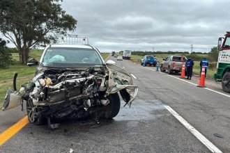 Un perro suelto en la ruta provocó un violento choque entre una camioneta y un camión