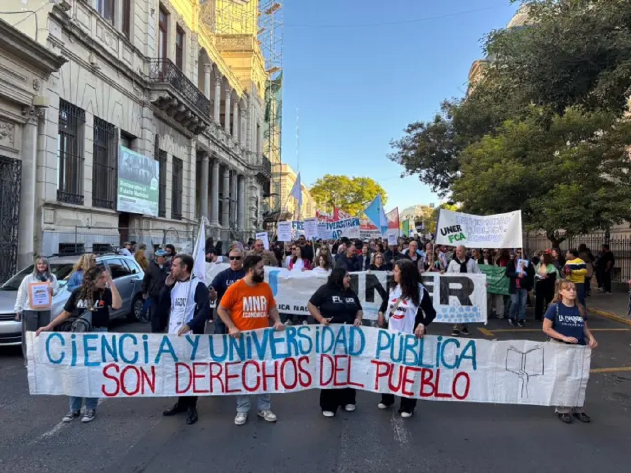 Masivas movilizaciones en Entre Ríos en defensa de la universidad pública - Noticias - Elentrerios.com