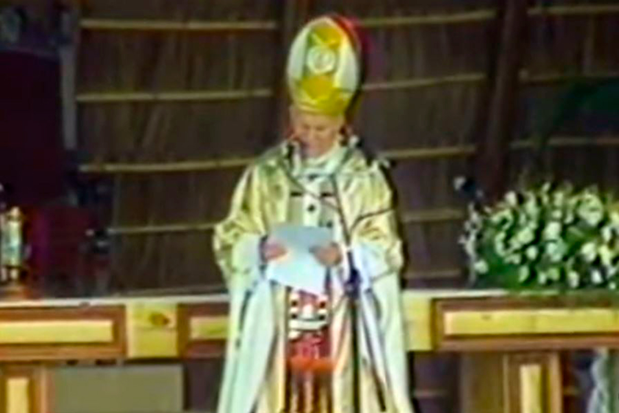 El Santo Padre en el altar de Salto.