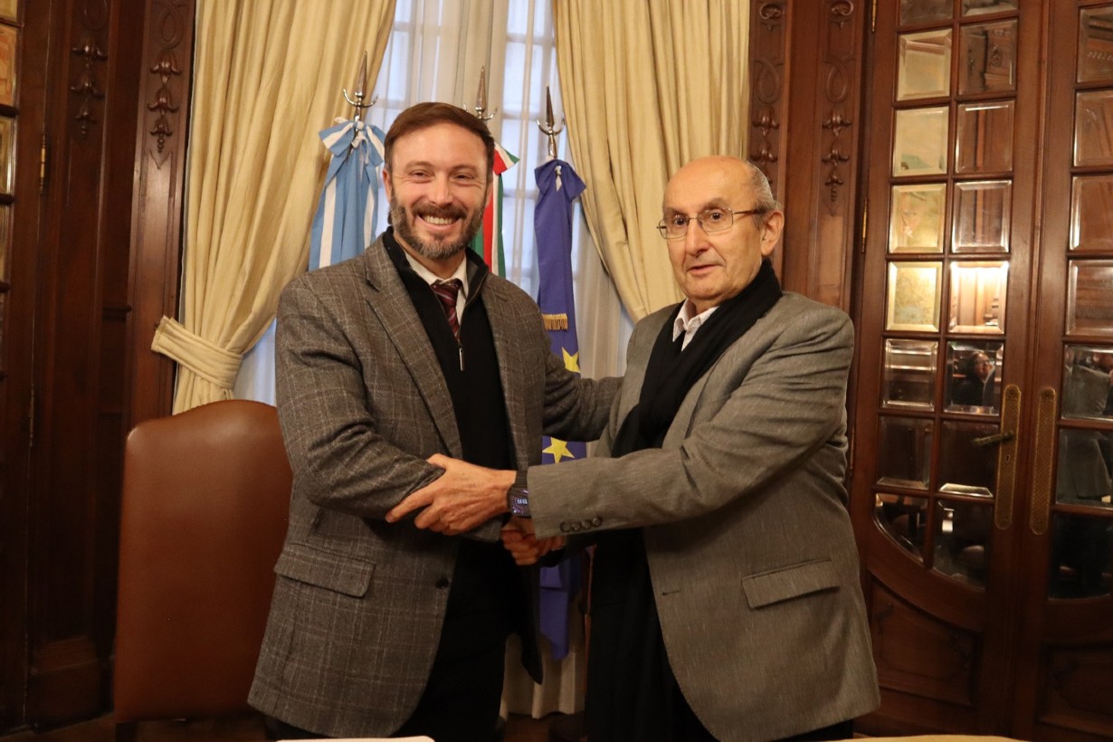 Para abrir nuevos mercados, Azcué firmó un convenio con la Cámara de Comercio Italiana - Noticias - Elentrerios.com