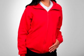 Sadop denunció que una docente fue despedida por cuestionar el precio de la campera que debían usar y aún no fue indemnizada