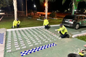 Llevaban 142 celulares ocultos en el auto y fueron descubiertos durante un operativo