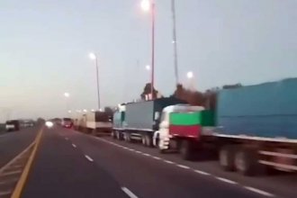 La fila de camiones sobre la ruta 12 a la altura de Brazo Largo revela dos realidades, una positiva y la otra negativa