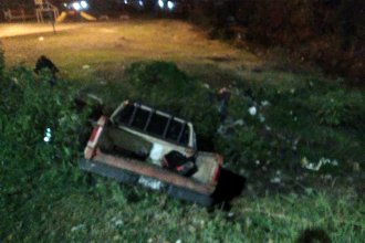 Una camioneta despistó y cayó al arroyo Manzores tras un violento impacto en el puente de avenida San Lorenzo