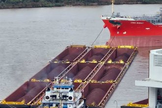 Impactante choque de embarcaciones en el río Paraná dejó varias barcazas a la deriva