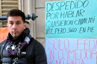 Lo despidieron del comedor escolar y se encadenó en la Dirección Departamental ¿Qué dicen las autoridades?