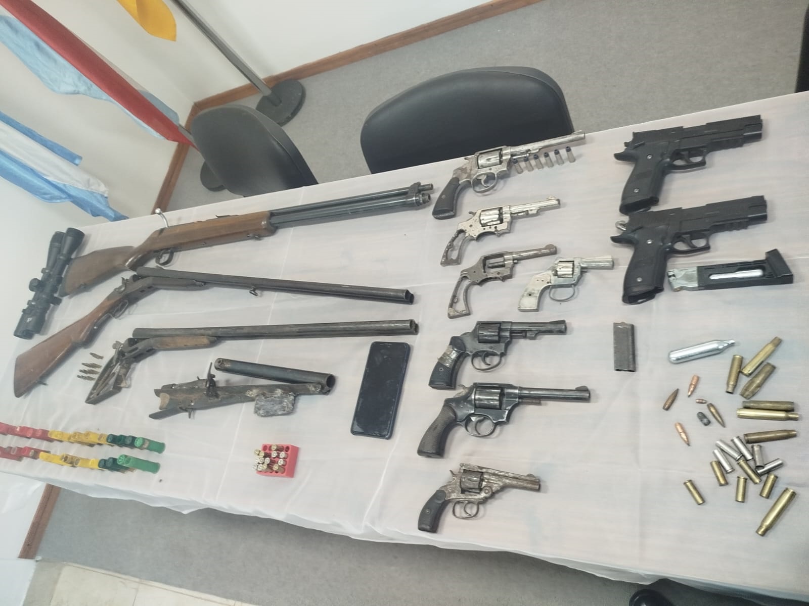 Mensaje anónimo vía WhatsApp permitió desbaratar un arsenal clandestino y secuestrar droga - Noticias - Elentrerios.com