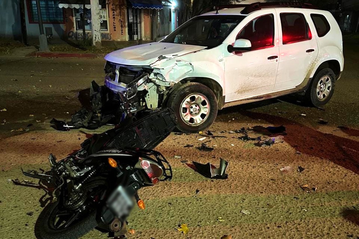 Grave choque entre una moto y una camioneta: dos jóvenes resultaron con heridas de consideración - Noticias - Elentrerios.com
