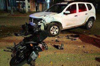 Grave choque entre una moto y una camioneta: dos jóvenes resultaron con heridas de consideración