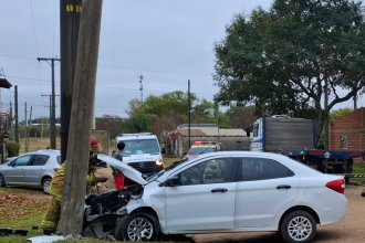 Vehículo terminó destrozado contra un árbol y un transformador, pero una beba salió ilesa