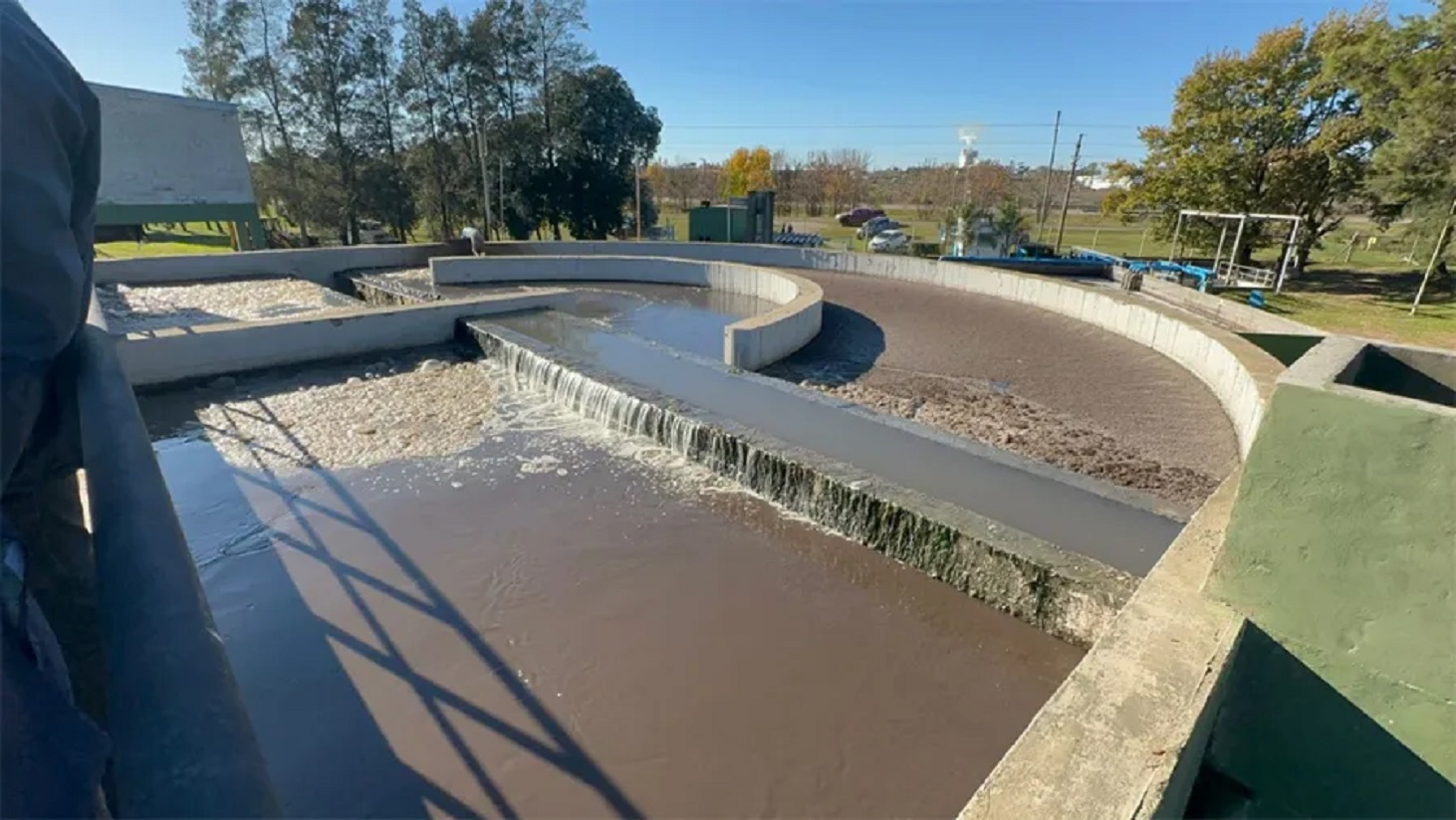 Por presunta contaminación, allanan y clausuran llaves de pasos en planta de tratamiento de efluentes del PIG - Noticias - Elentrerios.com